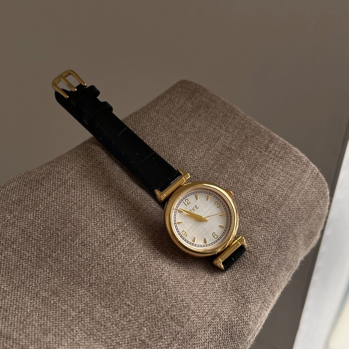 Luxury Watch With Leather Strap - ヴィンテージスタイル高級腕時計ハイエンドレザーストラップ防水レディースファッショナブルで多用途なクォーツ腕時計ギフト