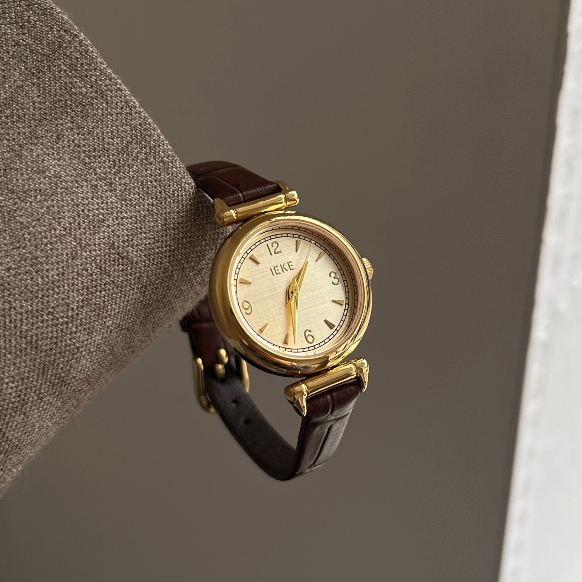 ヴィンテージスタイル高級腕時計ハイエンドレザーストラップ防水 - Luxury Watch With Leather Strap のレビューと価格