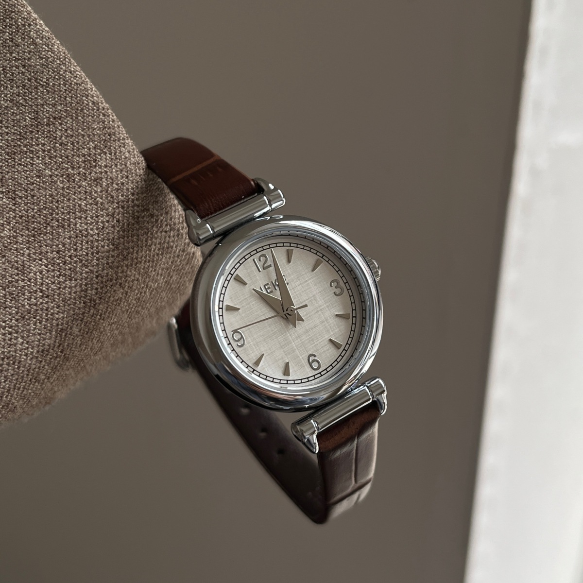 ヴィンテージスタイル高級腕時計ハイエンドレザーストラップ防水 - Luxury Watch With Leather Strap のレビューと価格