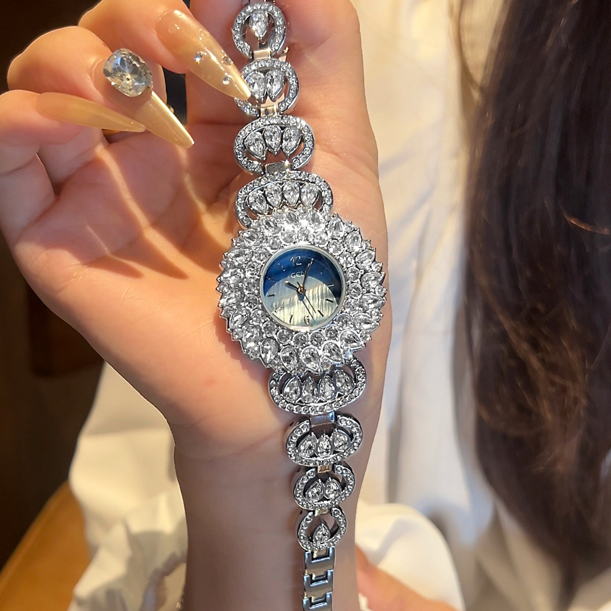 UTHAI CQ443 ファッショナブルな高級星空ブレスレッ - Luxury Watch For Girls のレビューと価格