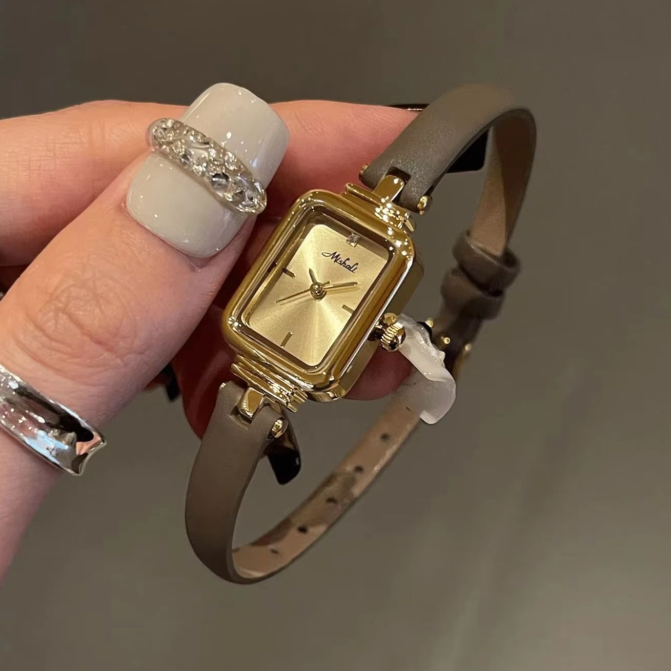 高級ヴィンテージレディースウォッチ 本革ストラップ 小型長方 - Luxury Watch With Leather Strap のレビューと価格