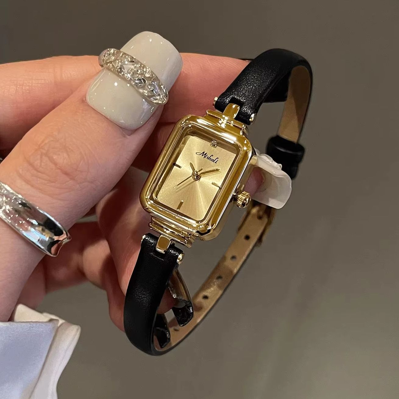 高級ヴィンテージレディースウォッチ 本革ストラップ 小型長方 - Luxury Watch With Leather Strap のレビューと価格
