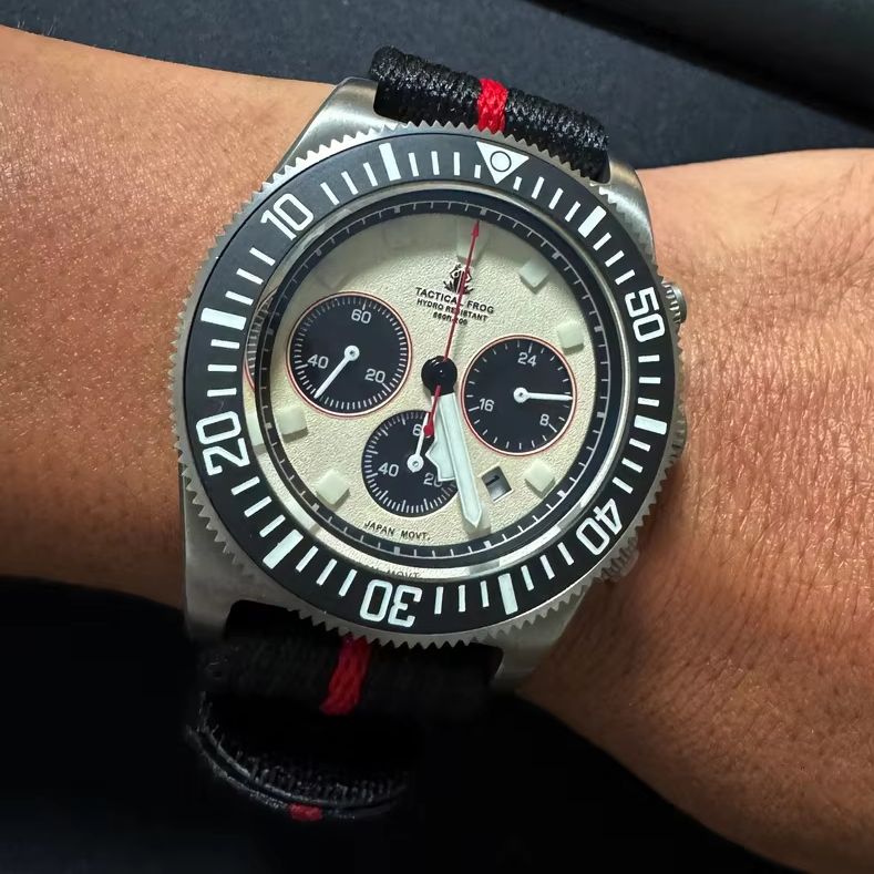 タクティカル フロッグ メンズ クロノグラフ ウォッチ 44 - Titanium Sport Watch のレビューと価格